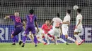 Pemain Persik Kediri, Youssef Ezzejjari (kiri) melepaskan tendangan ke gawang Persija Jakarta dalam laga pekan ke-10 BRI Liga 1 2021/2022 di Stadion Manahan, Solo, Sabtu (30/10/2021). (Bola.com/Bagaskara Lazuardi)