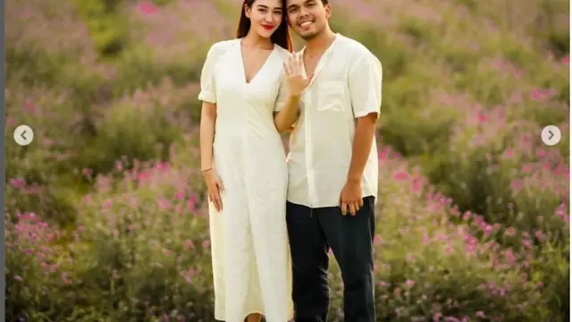 Pakai Gaun Putih, Aaliyah Massaid Dilamar Thariq Halilintar di Hamparan Bunga Lavender