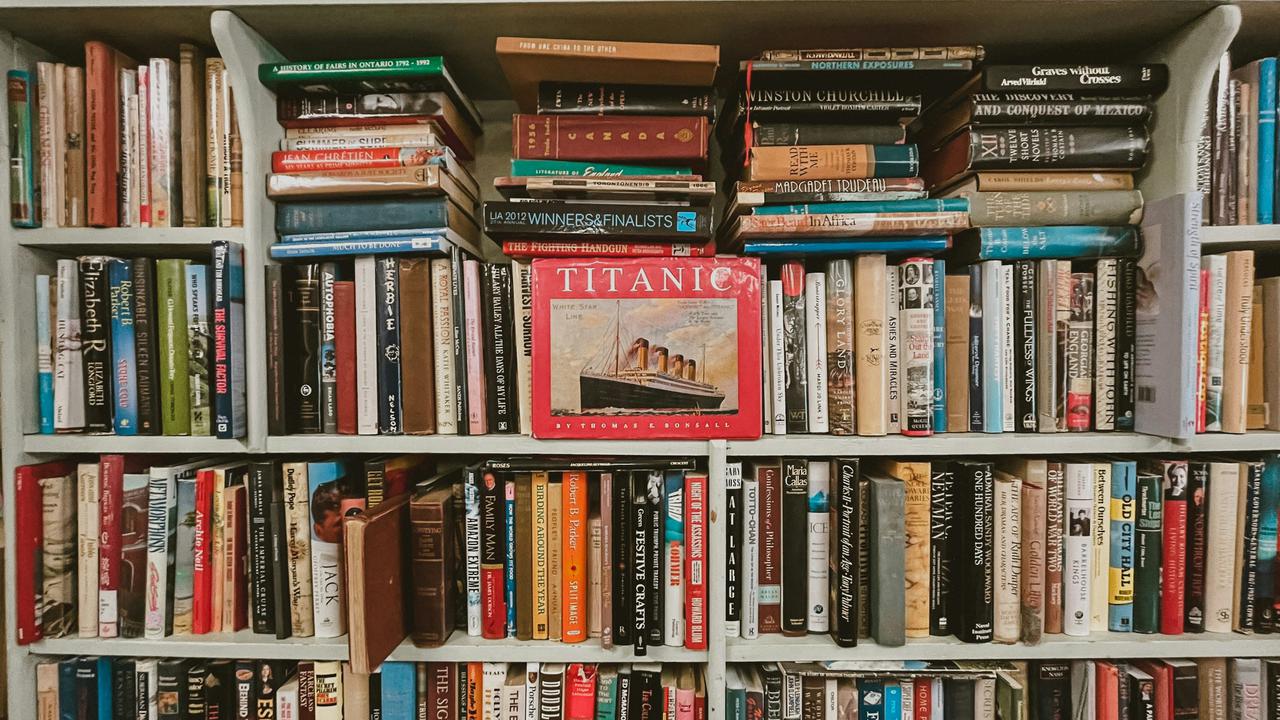 7 Cara Merawat Buku Koleksi Agar Tidak Mudah Menguning di Iklim Lembap, Jadi Lebih Awet