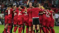 Para pemain Bayer Leverkusen merayakan kemenangan 3-0 atas Lazio pada leg kedua play-off Liga Champions di BayArena, Kamis (27/8/2015). (Liputan6.com/ REUTERS/Ina Fassbender)