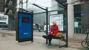 Di halte bus ini, berat badan orang yang duduk di bangku akan ditampilkan di layar di dinding dalam bentuk 2D. Tentunya tak banyak orang yang berani duduk di bangku halte yang berada di Rotterdam, Belanda. (fourwd.tistory.com)