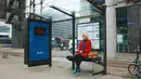 Di halte bus ini, berat badan orang yang duduk di bangku akan ditampilkan di layar di dinding dalam bentuk 2D. Tentunya tak banyak orang yang berani duduk di bangku halte yang berada di Rotterdam, Belanda. (fourwd.tistory.com)