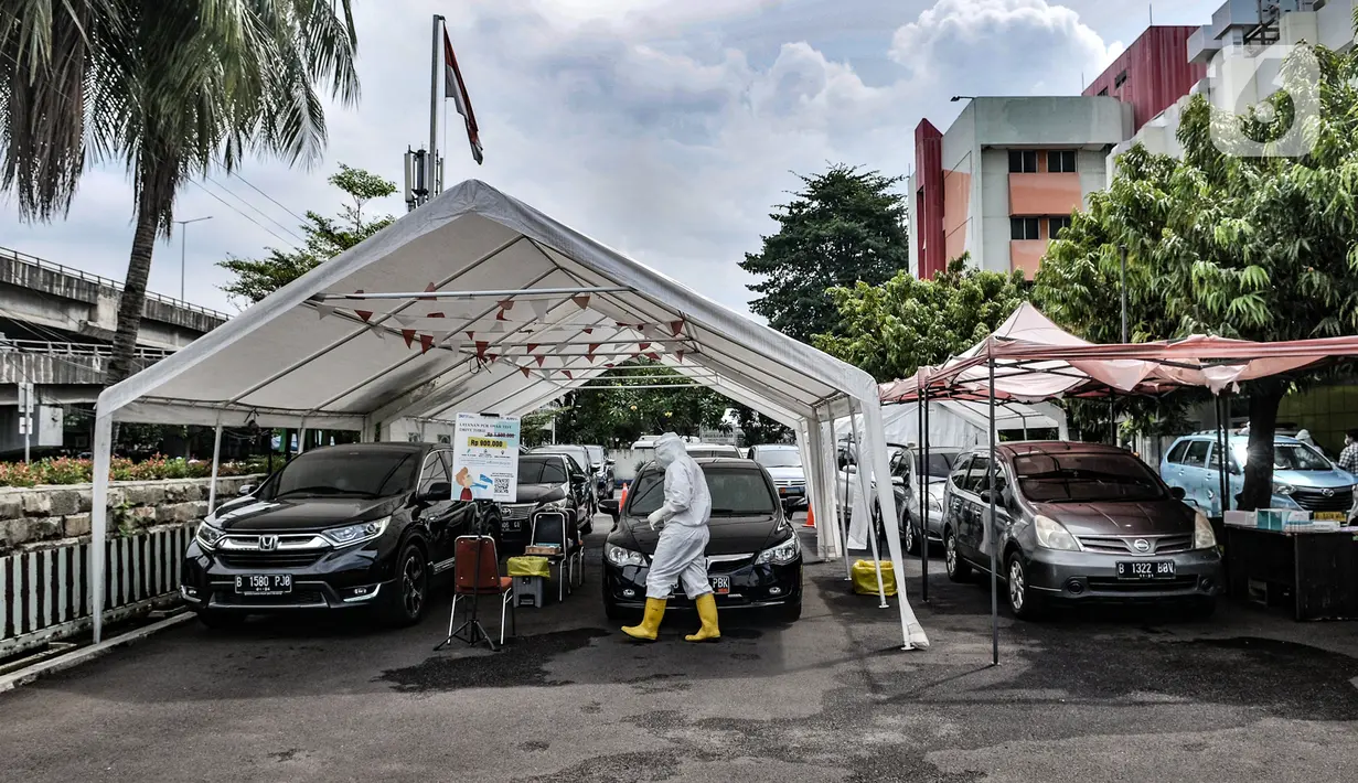 Sejumlah pengguna mobil bersiap melakukan tes usap PCR drive thru di halaman Rumah Sakit Pertamina Jakarta (RSPJ), Rabu (6/1/2021). RSPJ menyediakan layanan tes usap PCR mandiri secara drive thru guna melacak sekaligus memutus penyebaran Covid-19. (merdeka.com/Iqbal Nugroho)