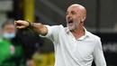 Pelatih AC Milan, Stefano Pioli, memberikan arahan kepada pemainnya saat menghadapi Juventus pada laga lanjutan Serie A pekan ke-31 di Stadion San Siro, Rabu (8/7/2020) dini hari WIB. AC Milan menang 4-2 atas Juventus. (AFP/Miguel Medina)