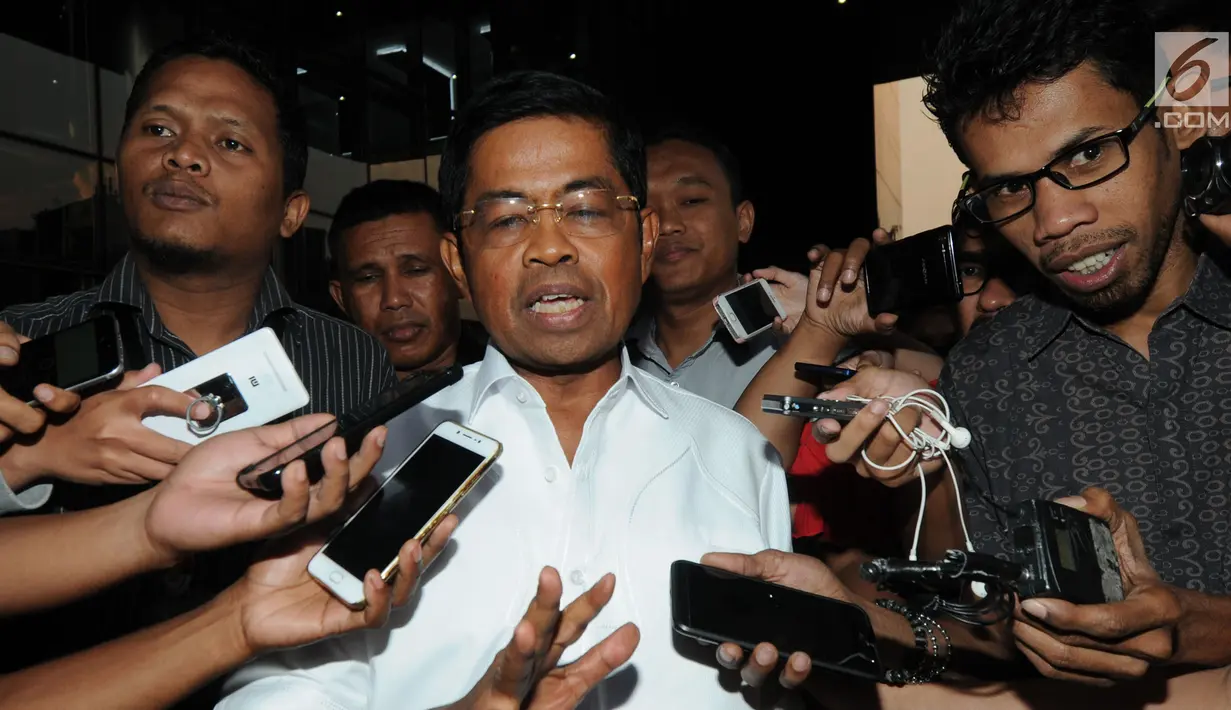 Menteri Sosial Idrus Marham menjawab pertanyaan wartawan usai menjalani pemeriksaan di KPK, Jakarta, Senin (21/5). Idrus diperiksa sebagai saksi untuk tersangka Anggota Komisi I DPR dari Fraksi Golkar, Fayakhun Andriadi. (Merdeka.com/Dwi Narwoko)