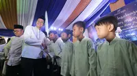 Direktur Utama bank bjb Ahmad Irfan menyerahkan secara simbolis santunan kepada anak yatim saat acara buka bersama di Bandung, Rabu 23 Mei 2018.