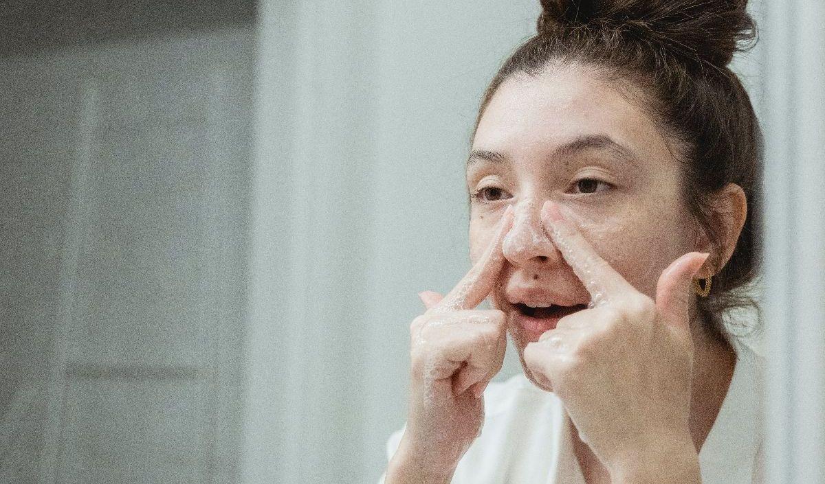 1. Gunakan Cleanser dengan Kandungan Salicylic Acid