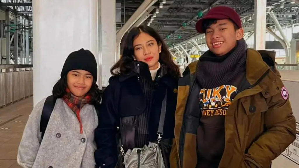 Inspirasi Outfit Traveling ala Dian Sastro (Instagram/@therealdisastr)