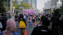 Pedagang kaki lima (PKL) berjualan di jalan saat car free day (CFD) di kawasan Bundaran HI, Jakarta, Minggu (6/10/2019). Banyaknya PKL nakal yang berjualan tidak pada tempatnya menyebabkan olahraga warga terganggu. (Liputan6.com/Faizal Fanani)