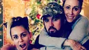 Liam Hemsworth, kekasih hati Miley ikut merayakan momen Natal tahun ini dengan keluarga Miley. Bersama Ibu Tish, Ayah Billy Ray, dan saudara kandung Miley, Trace, Noah, Brandi, dan Braison. (Instagram/Mileycyrus)