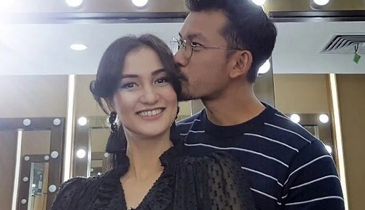 Sejak lama pasangan pemeran Rio Dewanto dan Atiqah Hasiholan menanti kehadiran buah hati. Pasangan yang resmi menikah sejak 2013 silam itu beberapa tahun menanti. (Instagram/atiqahhasiholan)