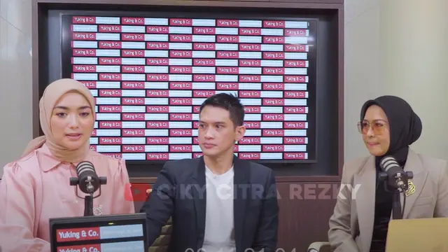 Didampingi Citra Kirana, Rezky Aditya ungkap siap tes DNA. (Sumber: YouTube/Ciky Citra Rezky)