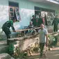 Tentara membantu warga mengungsi menyusul meningkatnya aktivitas gunung Karangetang Sumatera Utara (foyo:Liputan6.com/humas bnpb)