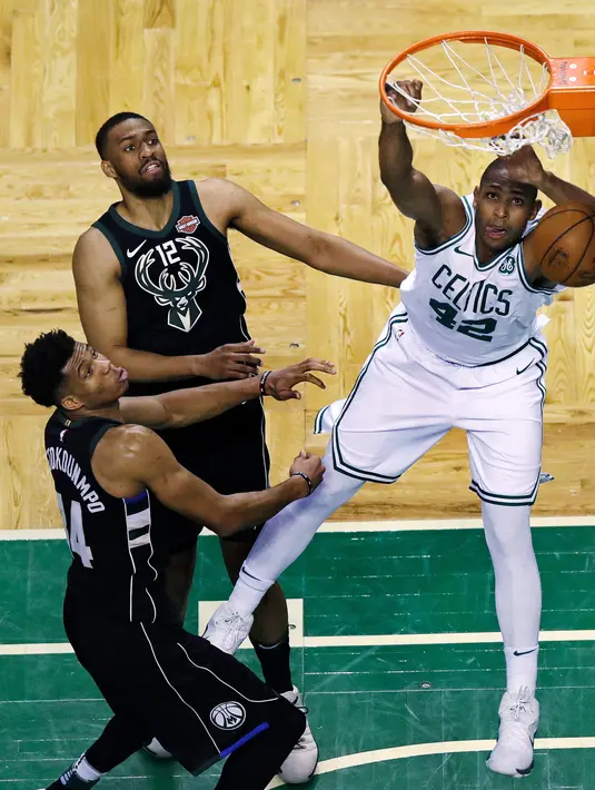 Aksi pemain Boston Celtics, Al Horford (42) melakukan dunks saat melawan Milwaukee Bucks pada laga playoffs NBA basketball di TD Garden, Boston, (24/4/2018). Celtics menang  92-87. (AP/Charles Krupa)