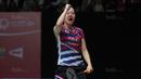 Aksi Chae Yoo-jung saat mencetak angka melawan Greysia/Apriyani pada perempatfinal Daihatsu Indonesia Master 2018 di Istora Senayan, Kamis (26/1/2018). Greysia/Apriyani menang 21-16,21-15 (Bola.com/Nick Hanoatubun)