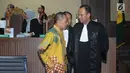 Terdakwa penerima suap, Sudiwardono bersama penasehat hukumnya usai menjalani sidang putusan di Pengadilan Tipikor, Jakarta, Rabu (6/6). Mantan Ketua PT Manado ini dinyatakan bersalah, dihukum enam tahun penjara. (Liputan6.com/Helmi Fithriansyah)