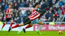 Gelandang Manchester City, Leroy Sane berusaha membawa bola dari kejaran bek Sunderland, Billy Jones pada lanjutan Liga Premier Inggris di Stadion Light, Sunderland, (5/3). City menang atas Sunderland dengan skor . 2-0. (Owen Humphreys/PA via AP)