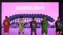 Dari kiri ke kanan: Dede Sulaiman, Bae Sin-yong, Muhammad Toha, dan Dhika Bayangkara tengah mengenakan jersey baru Persita Tangerang yang akan dipakai untuk mengarungi BRI Liga 1 musim 2022/2023 dalam acara Launching Team and Jersey Persita Tangerang di The Springs Club, Gading Serpong, Tangerang, Banten pada Kamis (21/06/2022). (Bola.com/Bagaskara Lazuardi)