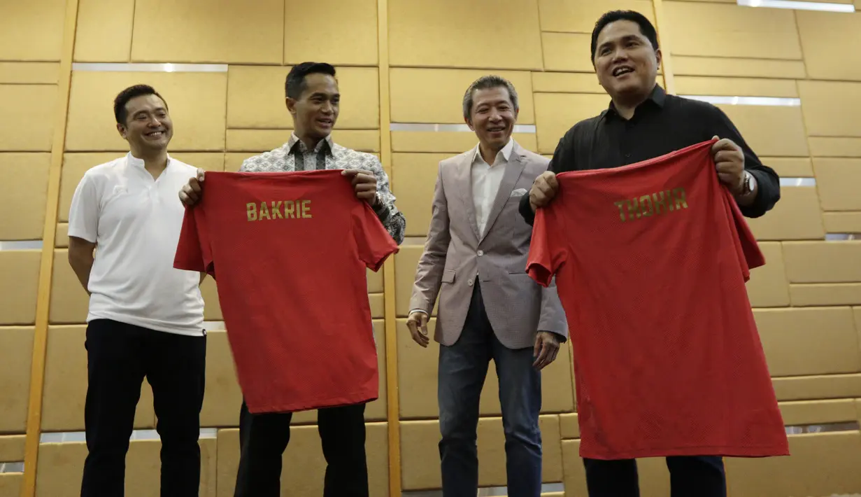 Erick Thohir dan Anindya Bakrie menunjukan jersey saat peluncuran Warrix Indonesia di Hotel Santika, Jakarta, Kamis, (6/2/2020). Apparel asal Thailand ini resmi masuk pasar Indonesia. (Bola.com/M Iqbal Ichsan)