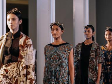 Ragam busana rancangan Iwan Tirta Private Collection x Mel Ahyar dalam acara Fashion Nation 2018 di Senayan City, Jakarta, Rabu (18/4). Koleksi bertajuk 'Er-Lum' tersebut mengadaptasi heirloom yang berarti pusaka. (Liputan6.com/Faizal Fanani)