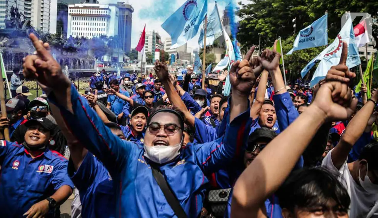 Massa buruh yang tergabung dalam Konfederasi Serikat Pekerja Seluruh Indonesia (KSPSI) dan Serikat Pekerja Nasional (SPN) demo di kawasan Patung Kuda, Jakarta, Kamis (12/5/2022). Aksi tersebut untuk memperingati May Day serta menolak Omnibuslaw UU Cipta Kerja Nomor 11 Tahun 2020 dan meminta klaster ketenagakerjaan kembali ke substansi UU Nomor 13 Tahun 2003. (Liputan6.com/Faizal Fanani)