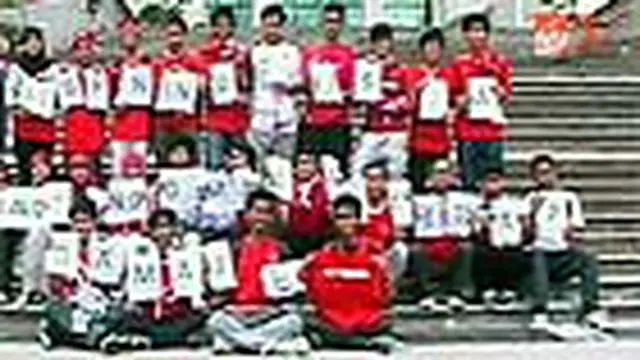 Ratusan Mahasiswa Dukung Timnas dengan Beri Kaos