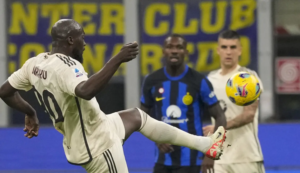 Pemain AS Roma, Romelu Lukaku (kiri) berusaha mengontrol bola saat pertandingan pekan ke-10 Liga Italia 2023/2024 melawan Inter Milan yang berlangsung di San Siro Stadium, Milan, Minggu (29/10/2023). (AP Photo/Antonio Calanni)