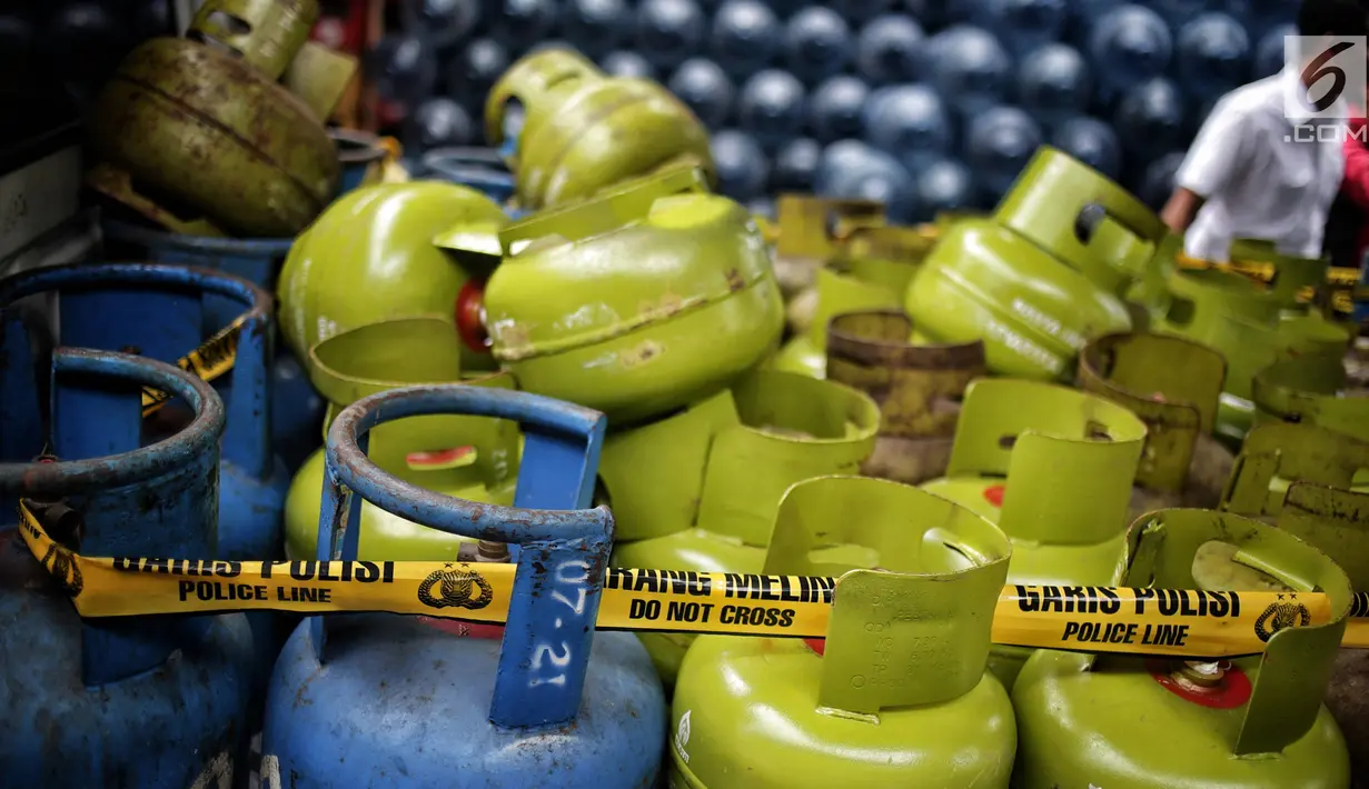 Barang bukti tabung gas oplosan di Cipayung, Jakarta, Selasa (22/1). Polda Metro Jaya menyita 1.200 tabung LPG ukuran 3 Kg, 242 ukuran 12 Kg, 14 selang pipa besi regulator pemindah isi gas dan 1 kantong segel tabung gas. (Liputan6.com/Faizal Fanani)
