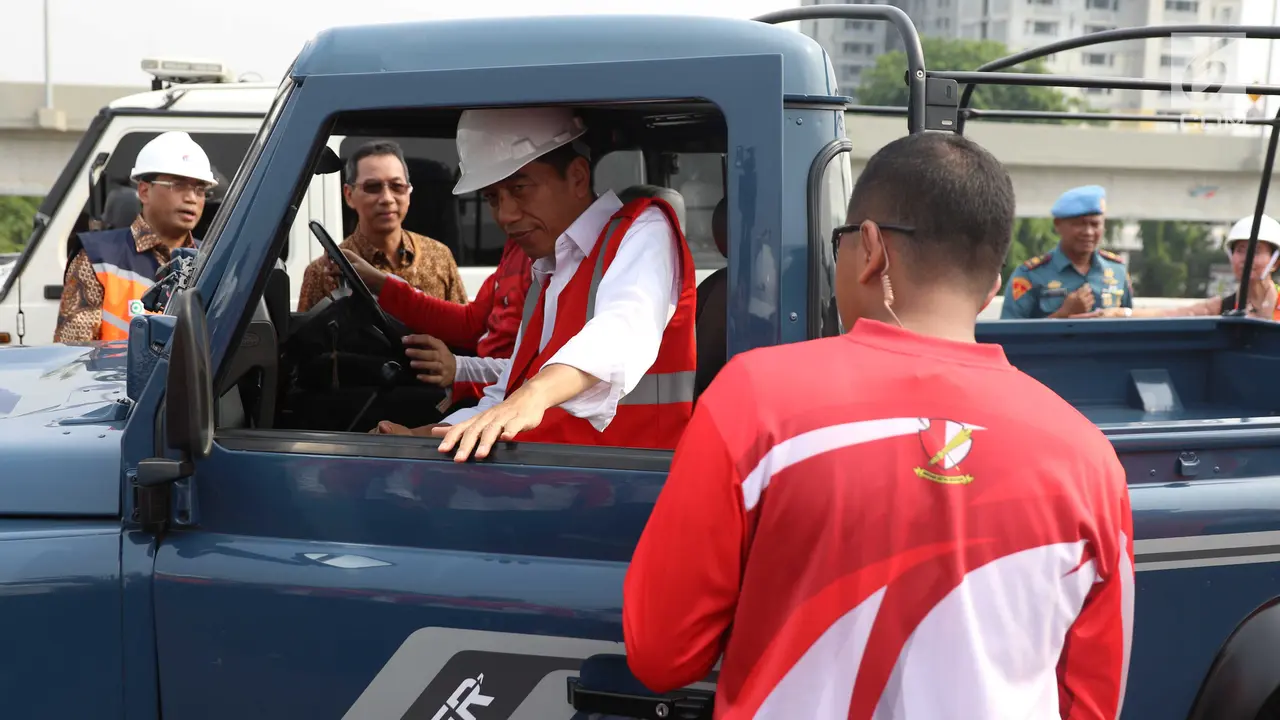 Jokowi di Ruas Tol Becakayu