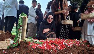 Venna Melinda dalam pemakaman sang ayah. (M Altaf Jauhar/ Liputan6.com)