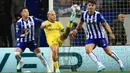 Pemain Inter Milan Federico Dimarco mencoba melakukan tendangan ke gawang di antara pemain FC Porto Pepe (kiri) dan Fabio Cardoso (kanan) pada pertandingan leg kedua babak 16 besar Liga Champions di Stadion Dragao, Porto, Portugal, 14 Maret 2023. Laga berakhir imbang tanpa gol sehingga Inter Milan melaju dengan hasil agregat 1-0. (AP Photo/Luis Vieira)