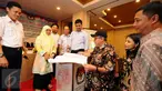 Ketua KPU RI, Juri Ardiantoro (tengah) melihat formulir C1 hasil Pilkada di KPUD Jakarta Timur, Jumat (24/2). Bersama perwakilan partai politik, KPUD Jakarta Timur menggelar pleno hasil Pilkada DKI Jakarta 2017. (Liputan6.com/Helmi Fithriansyah)