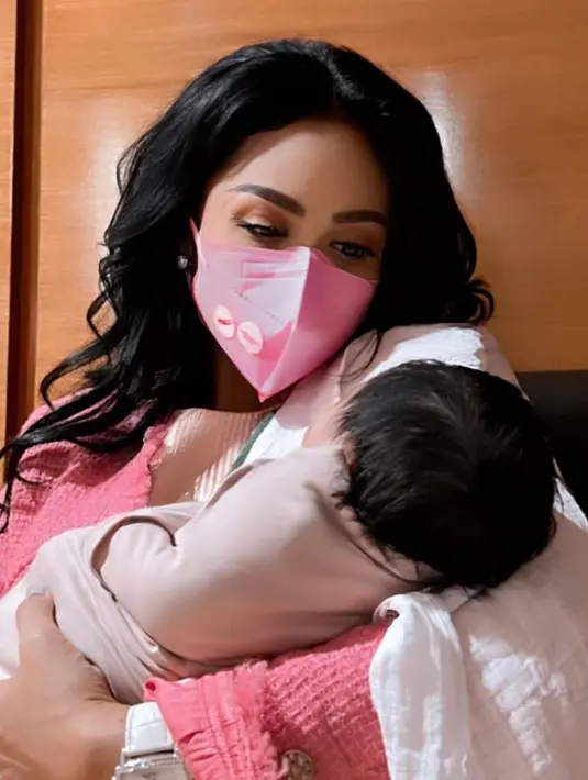 Seleb Gendong Cucu (Instagram/krisdayantilemos)