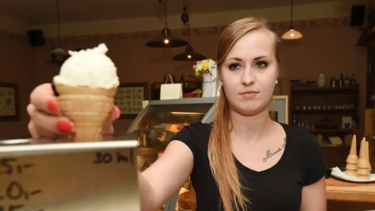 Es Krim Rasa Keju Busuk Jadi Buruan Turis Kota Ini