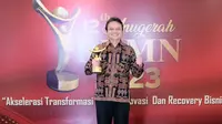 Direktur SDM, Teknologi dan Informasi Peruri, Gandung Anggoro Murdani saat menerima penghargaan transformasi digital peringkat 1 pada acara Anugerah BUMN 2023, Rabu (16/3/2023)..