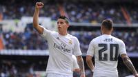Selebrasi James Rodriguez setelah mencetak gol untuk Real Madrid ke gawang Eibar, Sabtu (9/4/2016). (Reuters/Juan Medina)