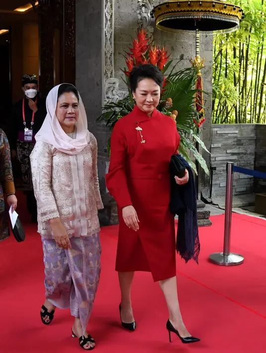 Ibu Iriana Joko Widodo berjalan dengan pendamping Presiden Republik Rakyat Tiongkok Peng Liyuan usai membagikan album foto sebagai bagian dari rangkaian kegiatan Konferensi Tingkat Tinggi (KTT) G20 di Sofitel Bali Nusa Dua Beach Resort, pada Selasa, 15 November 2022. (Foto: Lukas - Biro Pers Sekretariat Presiden)