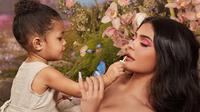 Menggemaskan, Stormi Puji Penampilan Kylie Jenner Saat Memakai Koleksi Lip Kit Terbarunya (dok. Instagram @kyliejenner/Brigitta)
