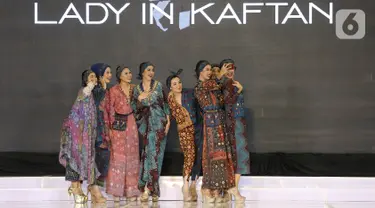 Model membawakan busana Lady in Kaftan pada Palembang Fashion Week di Palembang, Sabtu (07/3/2020). Pagelaran busana yang digelar pada 6-8 Maret menampilkan 20 desainer lokal dengan mengusung tema Young and Nature. (Liputan6.com/Fery Pradolo)