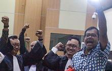 FOTO: Selebrasi Haris-Fatia Usai Hakim Vonis Bebas dari Kasus Pencemaran Nama Baik Luhut Panjaitan