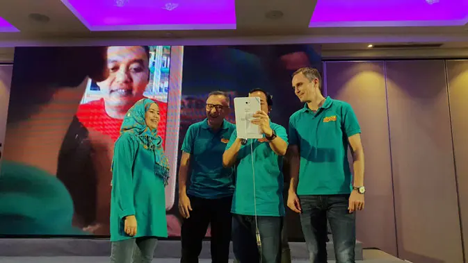 Presdir sekaligus CEO Indosat Ooreoo Joy Wahyudi (kedua kanan) dalam uji jaringan Indosat Ooredoo di Kota Bandar Lampung, Rabu (18/4/2018). Liputan6.com/ Agustin Setyo Wardani