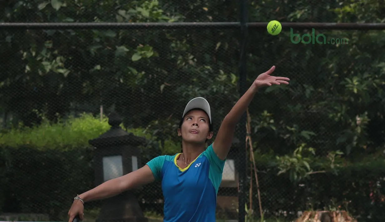Deria Nur Haliza melakukan service saat melawan petenis India, Samantha Chamarthi pada kejuaraan ITF Women’s Circuit di Hotel Sulatan, Jakarta, Rabu (18/7/2018). Deria kalah 0-6, 2-6. (Bola.com/Nick Hanoatubun)