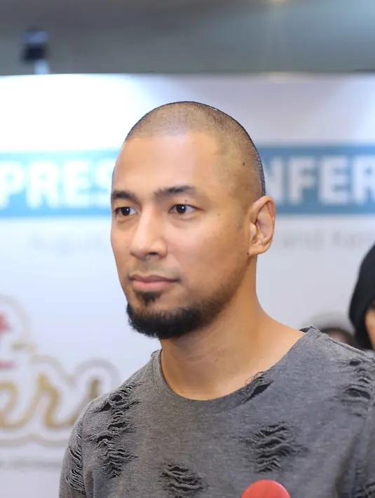 Dalam kesehariannya, pemilik album 'Jadi Milikku' itu lebih menanamkan pada anak-anaknya mengenai budi pekerti dibanding dengan ilmu agama. (Nurwahyunan/Bintang.com)