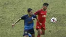 Pemain UMM berebut bola dengan pemain UPI pada laga Torabika Cup 2017 di Stadion Cakrawala, Malang, Rabu (22/11/2017). UMM kalah 0-1 dari UPI. (Bola.com/M Iqbal Ichsan)