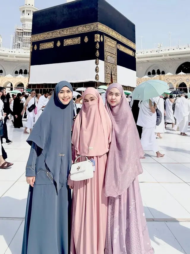6 Gaya Ria Ricis Naik Haji Bersama Dua Kakaknya, Sibling Goals Tampil Kompak Kenakan Gamis dan Hijab Warna Pastel