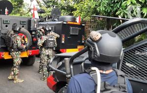 Sejumlah personel Brimob Polri tiba di kediaman Ferdy Sambo, Jalan Saguling III, Duren Tiga Barat, Pancoran, Jakarta Selatan, Selasa (9/8/2022). Sebelumnya, lima orang perwakilan Lembaga Perlindungan Saksi dan Korban (LPSK) bertandang ke kediaman istri Irjen Ferdy Sambo, Putri Candrawathi. (Liputan6.com/Ady Anugrahadi)
