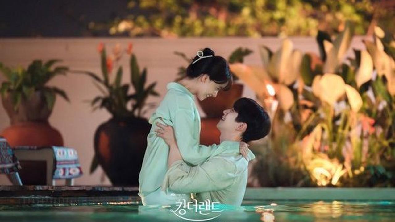 Bukan penolakan yang diterima, justru banyak fans yang menginginkan mereka benar-benar jadian. Melansir dari Allkpop, dua idol ini dikabarkan berkencan bahkan sebelum syuting drama yang bergenre komedi ini.