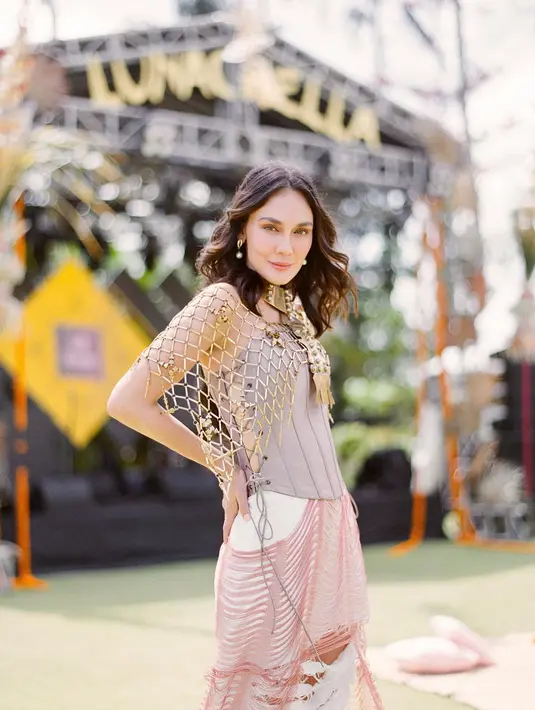Untuk penampilannya ini, Luna Maya membiarkan rambut panjangnya tergerai. Luna Maya tampil semakin sempurna bak dewi dengan kalung dan cape jaring emas yang menutupi setengah bagian atas dadanya. [Foto: Instagram/lunamaya]