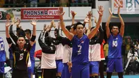 Pemain Timnas voli putra Indonesia mengangkat tangan merayakan kemenangan atas Qatar pada Kejuaraan Voli Asia 2017 di GOR Tri Dharma, Gresik, Rabu (26/7). Indonesia unggul 3-2 (24-26, 14-25, 25-20, 25-21, 15-11). (Liputan6.com/Helmi Fithriansyah)