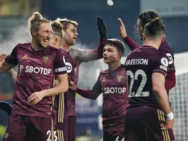 Para pemain Leeds United merayakan gol yang dicetak oleh Raphinha ke gawang West Bromwich Albion pada laga Liga Inggris di Stadion Hawthorns, Selasa (29/12/2020). Leeds menang dengan skor 5-0. (Tim Keeton/Pool via AP)